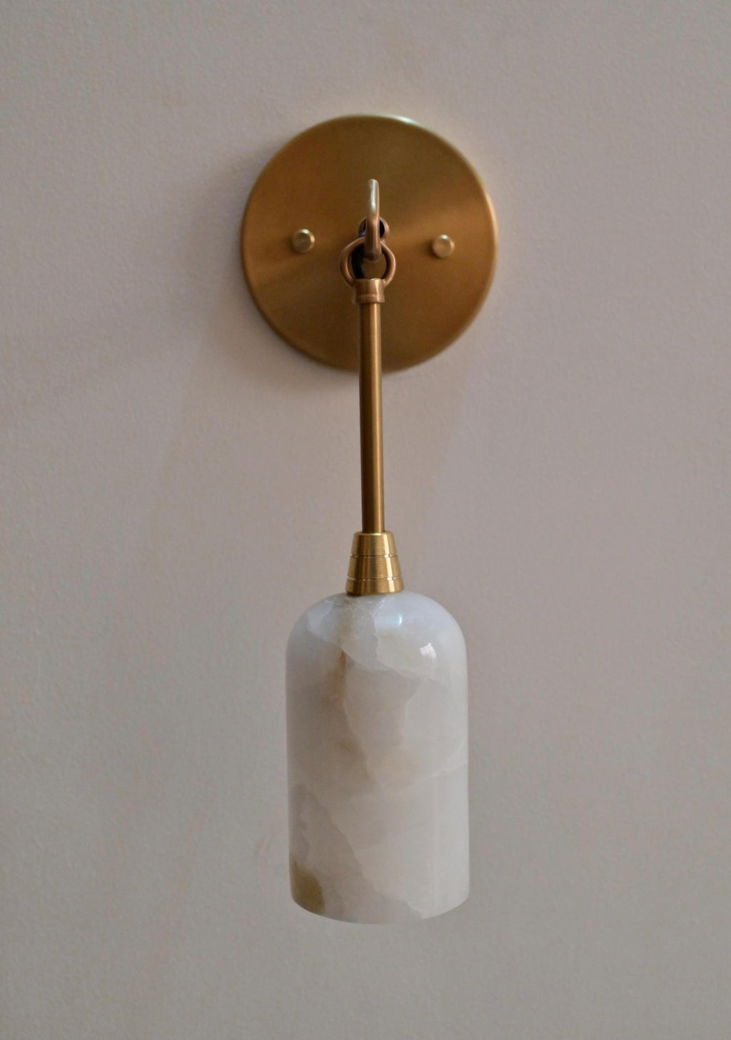 Alabaster & Brass Wall Sconce – Modern Classic Lighting with a Soft, Luxurious Glow