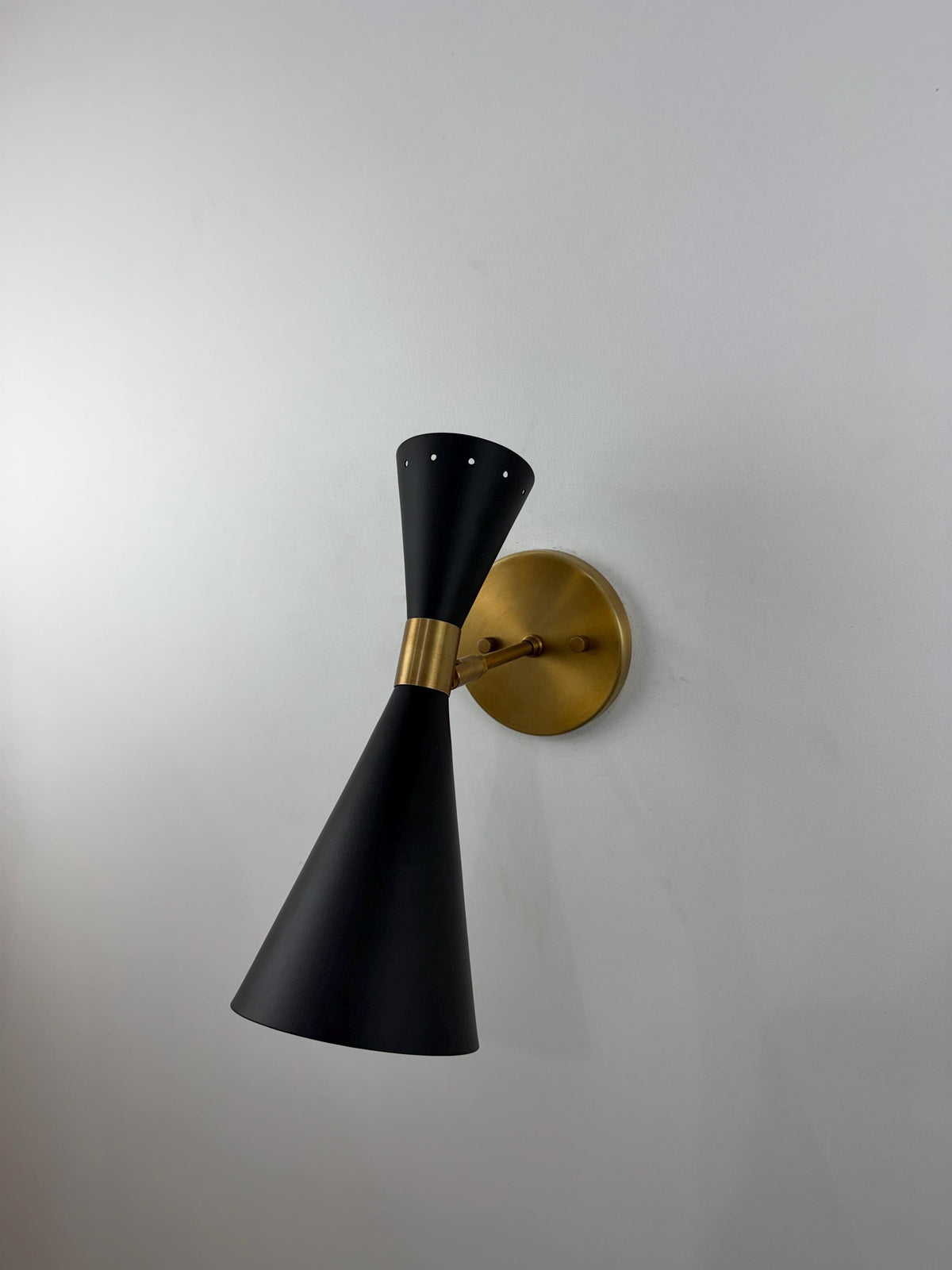Vintage Black Stilnovo Wall Light With Handcrafted Brass Details - Ember Lighting